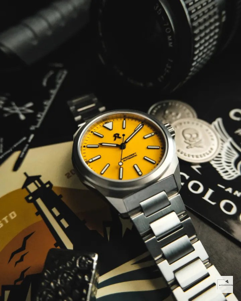 RZE Resolute Pro - Medallion Yellow Enamel (bransoleta)