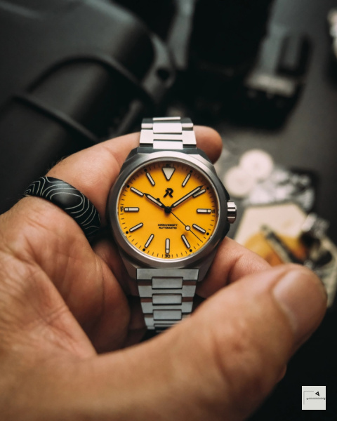 RZE Resolute Pro - Medallion Yellow Enamel (bransoleta)