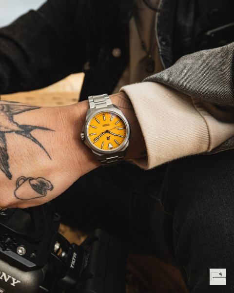 RZE Resolute Pro - Medallion Yellow Enamel (bransoleta)