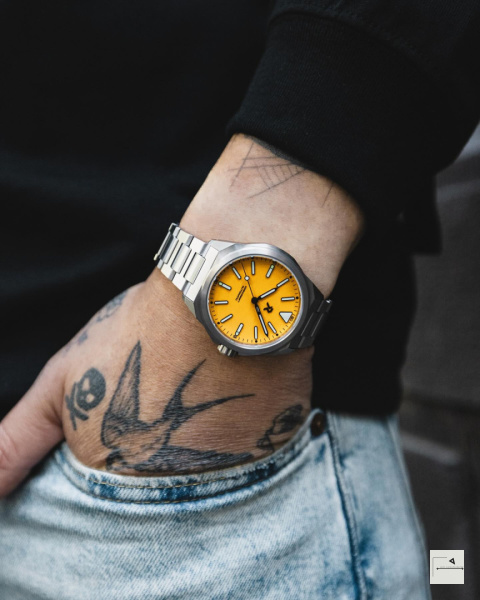 RZE Resolute Pro - Medallion Yellow Enamel (bransoleta)