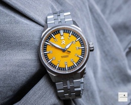 RZE: Resolute Type A – Medallion Yellow (wersja na bransolecie Hex Linku oraz pasku TecTuff)